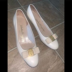Salvatore Ferragamo cream bow vara pump 6 1/2
